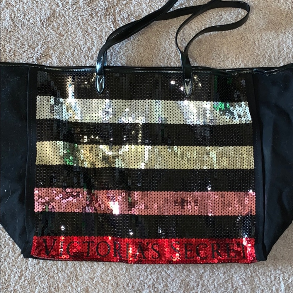 New VS tote
